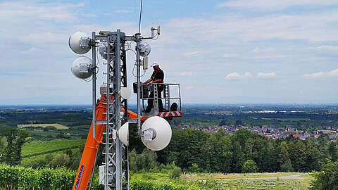 Foto eines LINK2AIR-Mitarbeiters bei der Einrichtung einer Richtfunk-Antenne