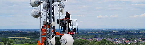 Foto eines LINK2AIR-Mitarbeiters bei der Einrichtung einer Richtfunk-Antenne